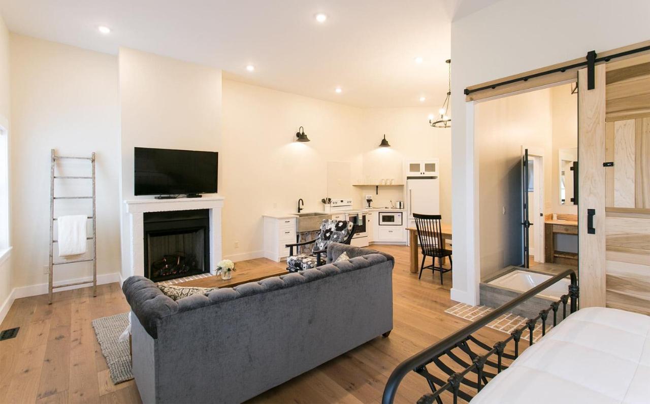 Farmhouse Suites By Amish Country Lodging Millersburg Εξωτερικό φωτογραφία
